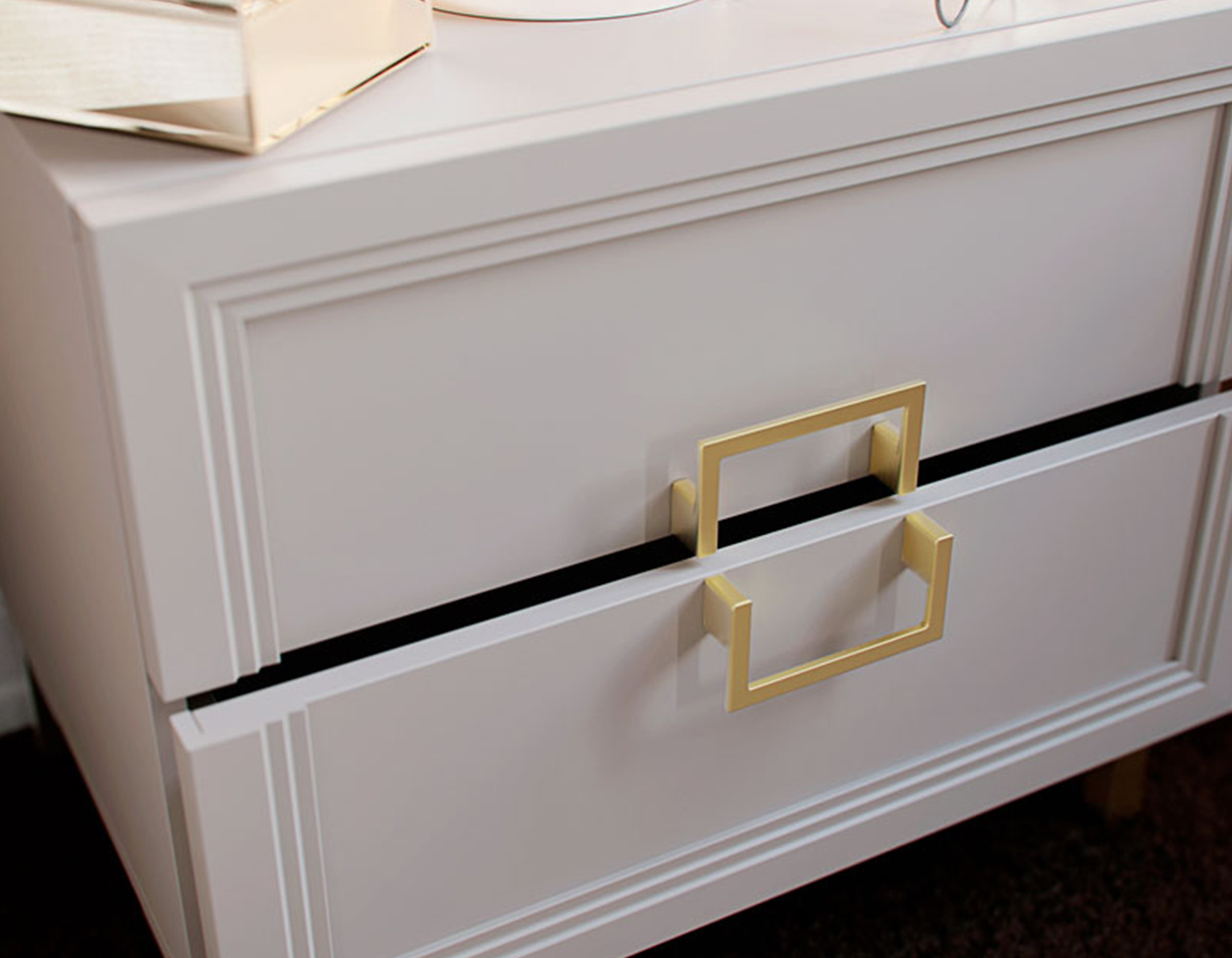 Мудборд для выбора цвета спальни с образцами фасадов, дерева, ткани и краски
