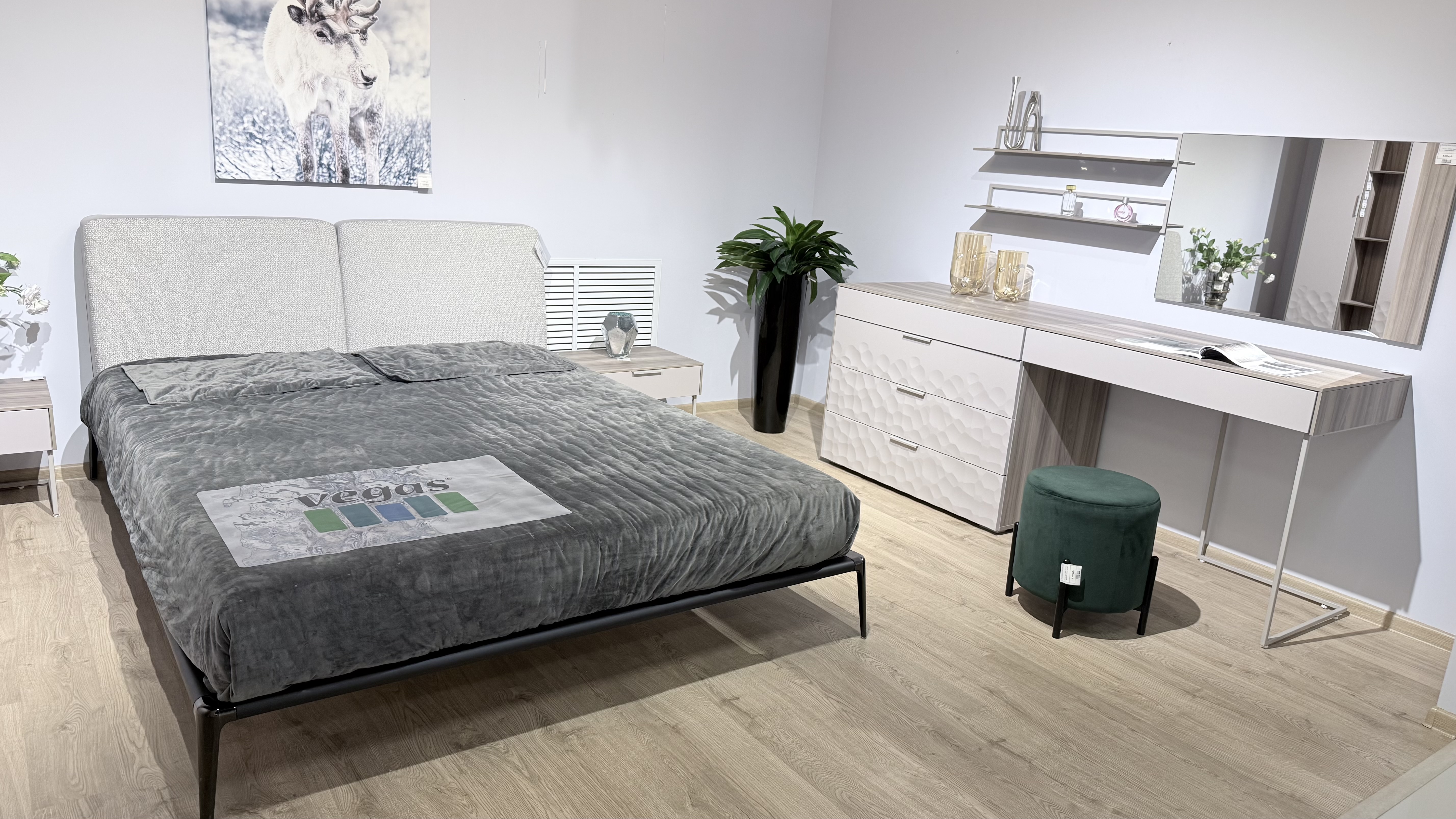 Дизайнерская кровать с мягким изголовьем Алекса
