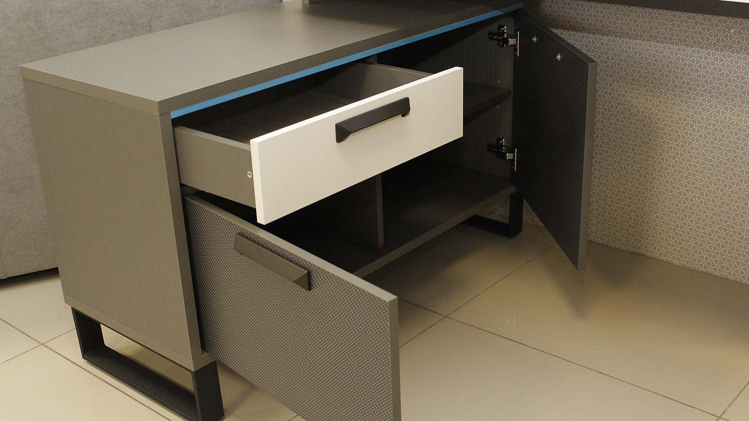 Заведите мотор и превратите комнату вашего подростка в современный уголок автоспорта с помощью мебели CARBON для комнаты подростка!