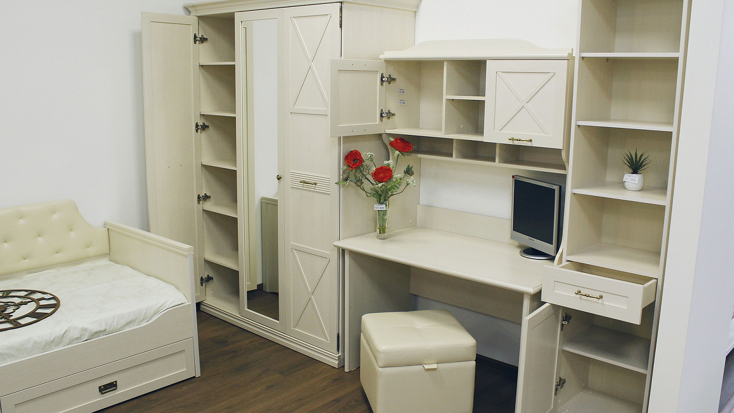 Преобразите свой дом с помощью детской мебели в стиле кантри и нестареющих деревянных фасадов