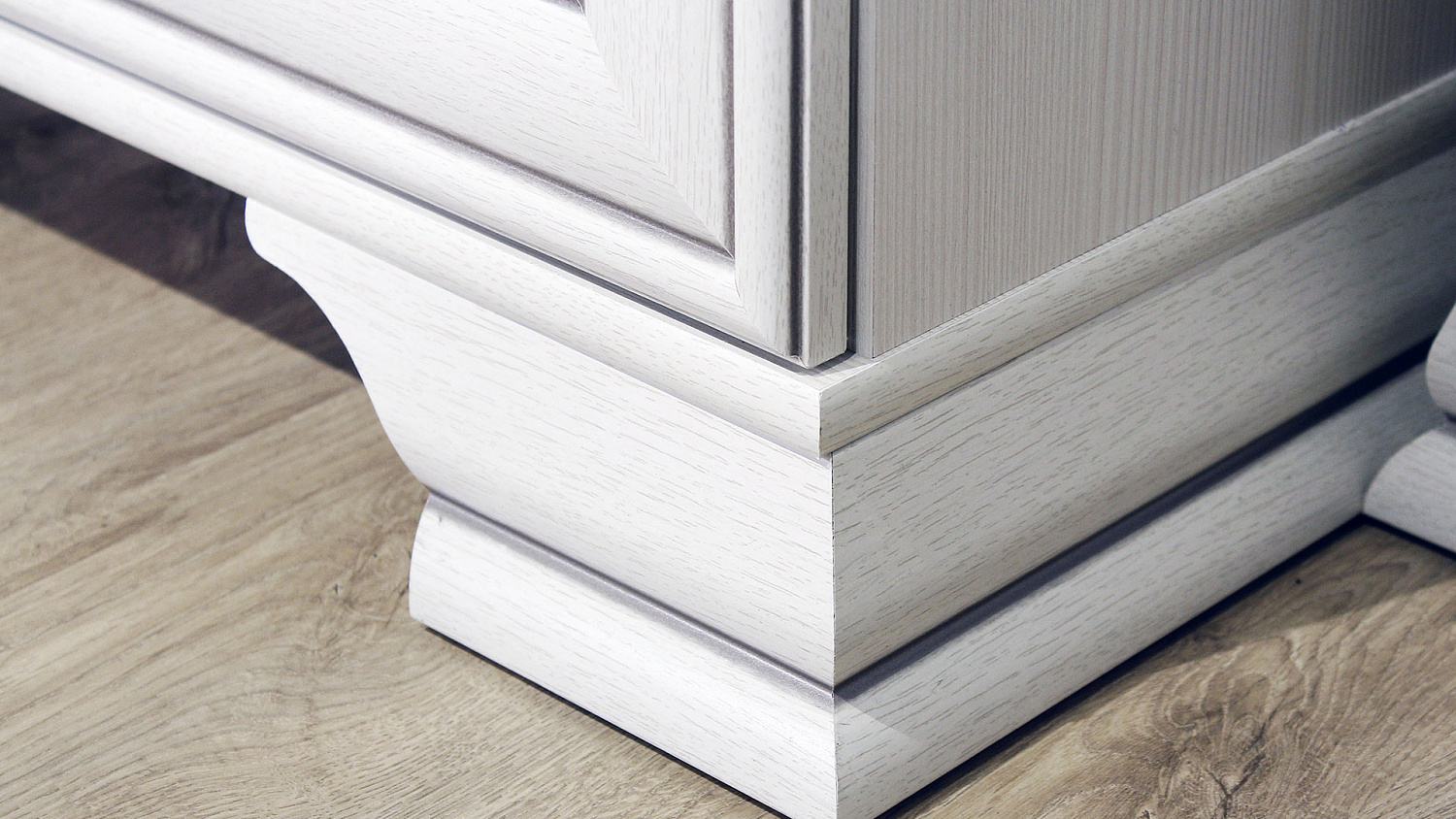 Белоснежная Элегантность: Откройте для Себя Мебель для Прихожей "Лотус"